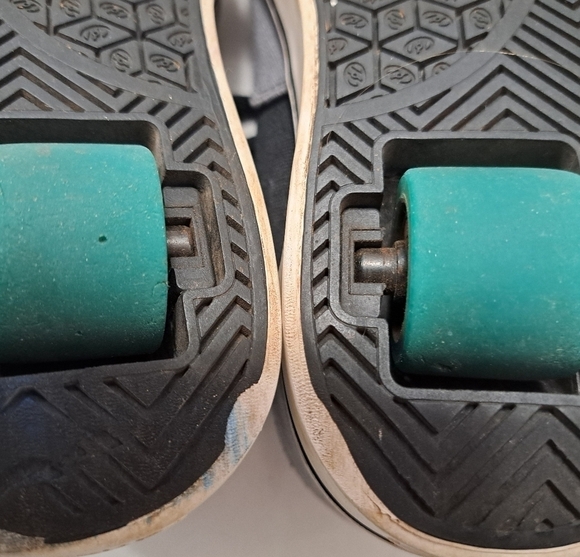 Heelys Launch Canvas Sneaker/Skates   Youth Size 3 - Picture 7 of 11